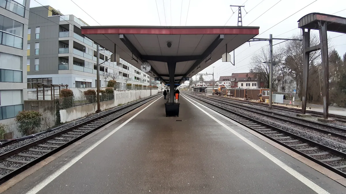 Mehr Provinz geht nicht: das lange Warten auf einen Zug am Bahnhof Dübendorf. (Archiv) Ein Perron zwischen zwei Gleisen.